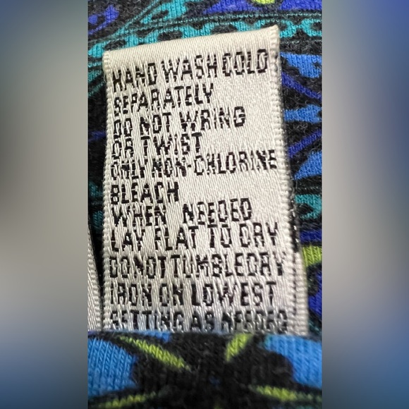 Preowned Chico’s colorful top. Size 3 (L) - Picture 5 of 6